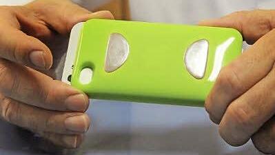 Einfach die Finger auf die zwei Metallscheiben auf der Handyschale legen - mehr ist nicht nötig, um das EKG zu erfassen. Fotos: Simone Bastian