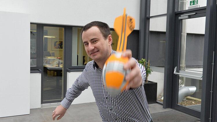 Sportredakteur Benjamin Kemmer lässt den "Howler" durch das Verlagshaus pfeifen. Wie sich das anhört, zeigt das Video unten im Artikel.  Foto: Ronald Rinklef