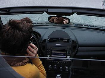 Am Steuer telefonieren ist seit 2001 verboten. Unser Bild ist nicht während der Fahrt entstanden. Foto: Roepert