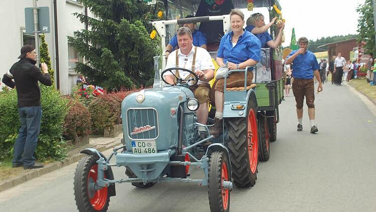 Historische Fahrzeuge beim Festumzug Foto: Gabi Arnold