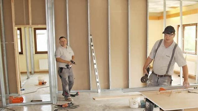 Jürgen Weisheit (links) und Oliver Trott bauen ehemalige Gastwirtschaftsräume für die Kinder um.  Fotos: Friedwald Schedel