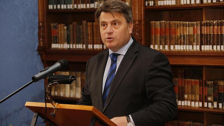 Justizminister Winfried Bausback spricht in der historischen Bibliothek des Oberlandesgerichts Bamberg. Foto: Matthias Hoch
