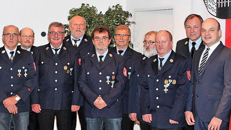 Für 40 Jahre Feuerwehrdienst wurden diese Wehrmänner geehrt, rechts Kreisbrandrat Benno Metz und Zweiter Bürgermeister Michael Kastl.