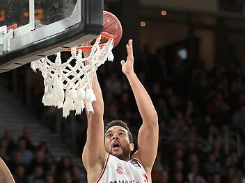 Elias Harris ging zuletzt gegen Oldenburg mit viel Energie zu Werke. "Er hat sehr gut gespielt", lobte Trainer Trinchieri den Power Forward. In der zweiten Halbzeit erhielt der Nationalspieler aber nur wenig Einsatzzeit, weil der Trainer auf gr&ouml;&szlig;ere Spieler setzte. Foto: sportpress