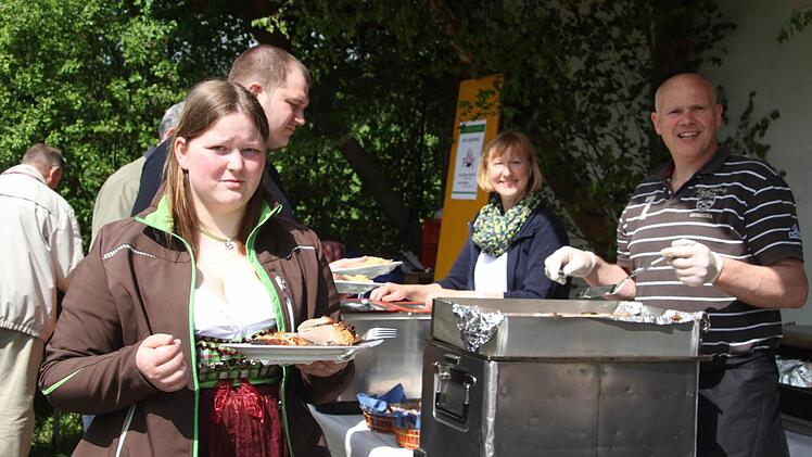 Eva Seuferth probiert die Sau am Spieß. Foto: Sonja Adam