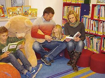 Sonja und Frank Gareis und ihre Kinder Paula und Moritz schätzen das Angebot des Büchertreffs und freuen sich auf das Begleitprogramm zur Krippenausstellung.  Foto: Heike Schülein