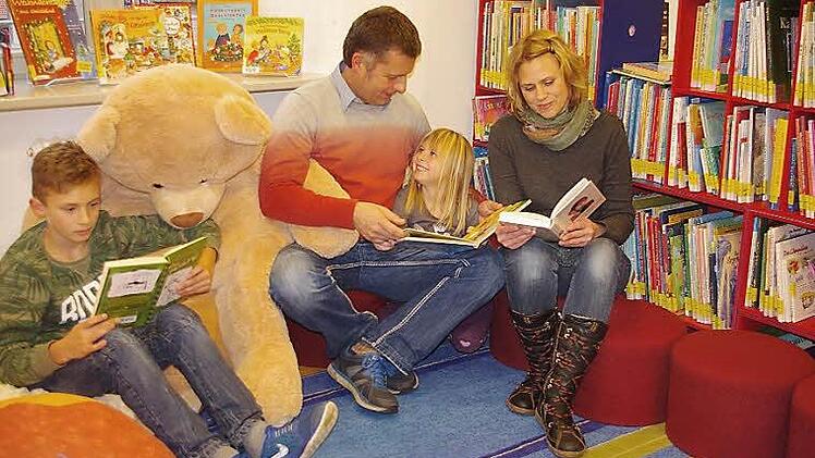 Sonja und Frank Gareis und ihre Kinder Paula und Moritz schätzen das Angebot des Büchertreffs und freuen sich auf das Begleitprogramm zur Krippenausstellung.  Foto: Heike Schülein