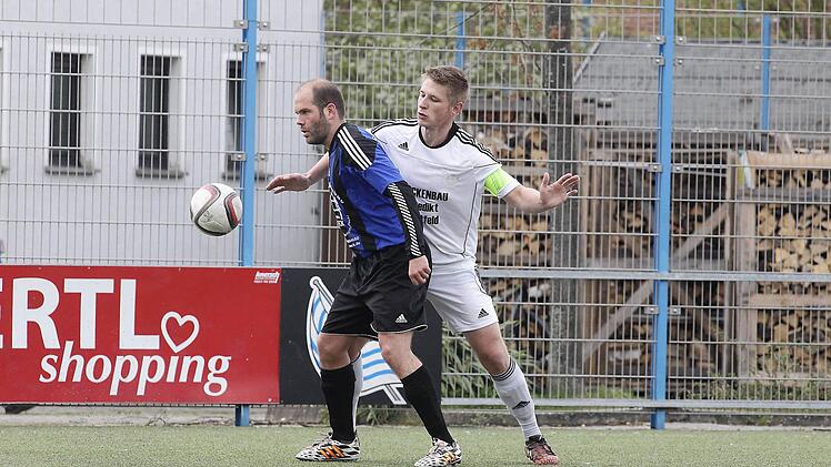 Christian Weiß (l.) im Zweikampf mit SVH-Kapitän Dennis Wessel.
