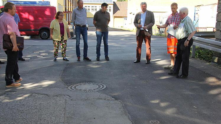Solche Flächen, wie sie die Mitglieder des Bauausschusses am Schloss Eyrichshof begutachteten, hat der Bauhof ausgebessert.Foto: Ralf Kestel