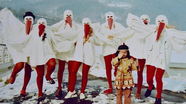 Beim Faschingszug in Steinach waren die Damen in den 1970er- und 80er-Jahren immer dabei. Hier waren sie St&ouml;rche. Das Indianerm&auml;dchen ist Bettina Gundalach.Foto: Privat