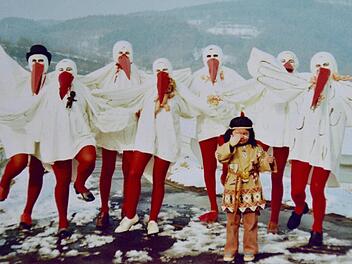 Beim Faschingszug in Steinach waren die Damen in den 1970er- und 80er-Jahren immer dabei. Hier waren sie Störche. Das Indianermädchen ist Bettina Gundalach.Foto: Privat