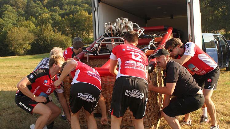 Beim Ausladen der Passagierkörbe packen die Volleyballer kräftig an.