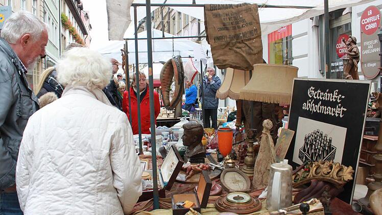 Beim Bamberger Antikmarkt kamen Liebhaber schöner alter Dinge voll auf ihre kosten. Foto: Michel Memmel