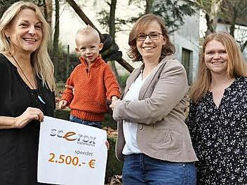 Regina Herath (links) und Anna Kreppner (rechts) von der Geschwister-Gummi-Stiftung nehmen gerne den Scheck über 2500 Euro von Sabrina Spielbühler-Stumpf und Sohn Anton entgegen. Foto: Katharina Müller-Sanke