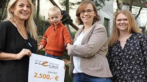 Regina Herath (links) und Anna Kreppner (rechts) von der Geschwister-Gummi-Stiftung nehmen gerne den Scheck über 2500 Euro von Sabrina Spielbühler-Stumpf und Sohn Anton entgegen. Foto: Katharina Müller-Sanke