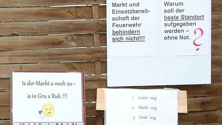 Die Plakate stehen noch bereit: Die Befürworter des Wochenmarktes am Rathaus haben ohne große Probleme einen Bürgerentscheid auf den Weg gebracht. Am Montag noch einmal die Chance, die Wochenmärkte und die Belange der Feuerwehr unter einen Hut bringen - dann müssten die Grüber Bürger am Sonntag, 25. Juni, nicht zur Wahl gehen. Foto: Michael Stelzner
