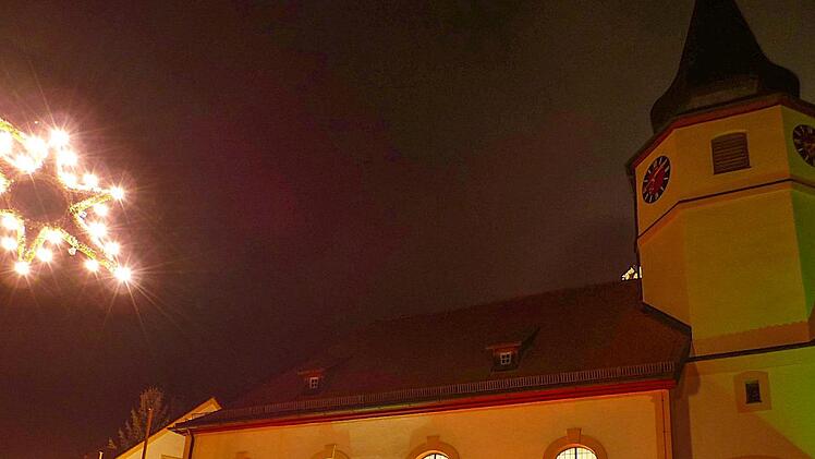 Die beleuchtete Pfarrkirche St. Erhard Foto: Thomas Weichert