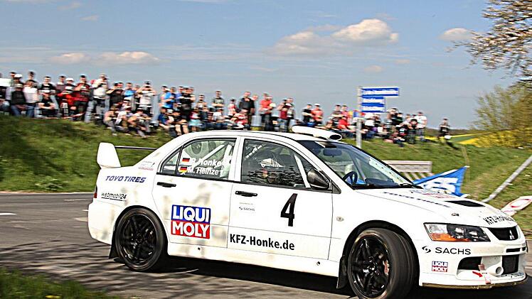 Einen neuen Auflauf in Richtung Gesamtsieg bei der ADAC Toyo Tires Rallye Fränkisches Weinland unternimmt der Oberfranke Reinhard Honke mit Co. Michael Heinze im Mitsubishi Lancer Evo 9.zz/ Karlheinz Franz