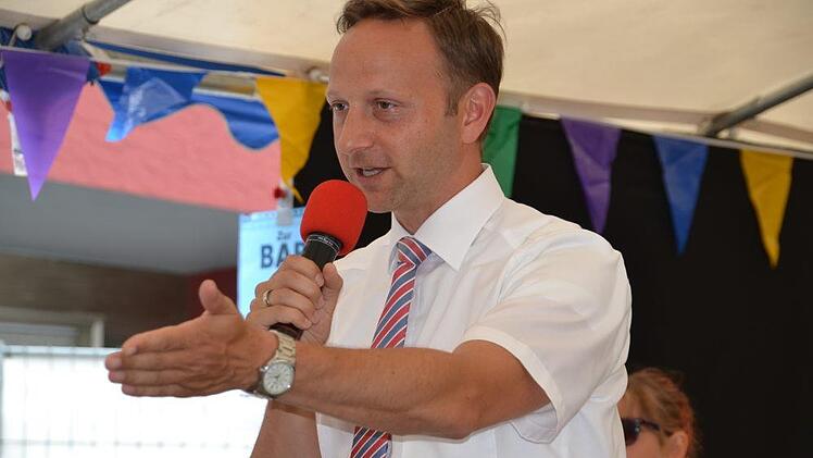 Bürgermeister Robert Bosch musste zum roten Mikrofon greifen. Foto: Uschi Prawitz