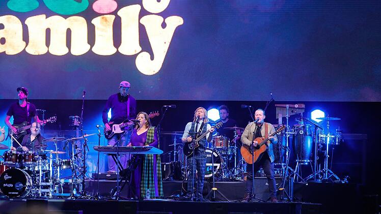 Bei ihrer Premiere in Coburg genossen die Mitglieder der Kelly Family die besondere Stimmung auf dem Schlossplatz.  Foto: Matthias Hoch