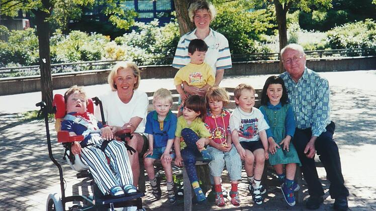 Sonderschulrektor Karl Heinz Orlishausen auf einer privaten Aufnahme mit Kindern der schulvorbereitenden Einrichtung am Maximilian-Kolbe-Schulzentrum. Repro: Popp
