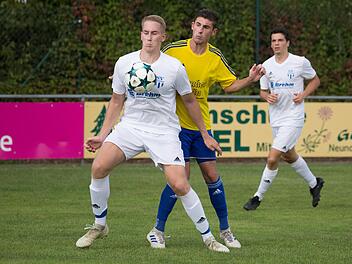 Eng am Gegner versucht der Mitwitzer Lukas F&ouml;hrwei&szlig;er (gelbes Trikot), den Torsch&uuml;tzen Moritz M&ouml;nch unter Druck zu setzen.  Fotos: Heinrich Wei&szlig;