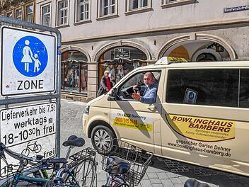 Bis dahin und nicht weiter: Taxifahrer Christian Görtler darf mit dem Fahrzeug, mit dem er Rollstuhlfahrer transportiert, nicht mehr zwischen 10.30 und 18 Uhr in die Fußgängerzone fahren. Auch nicht, wenn er Patienten zum Arzt bringen muss.   Foto: Ronald Rinklef