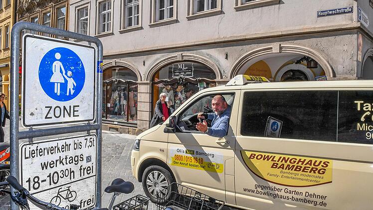 Bis dahin und nicht weiter: Taxifahrer Christian Görtler darf mit dem Fahrzeug, mit dem er Rollstuhlfahrer transportiert, nicht mehr zwischen 10.30 und 18 Uhr in die Fußgängerzone fahren. Auch nicht, wenn er Patienten zum Arzt bringen muss.   Foto: Ronald Rinklef