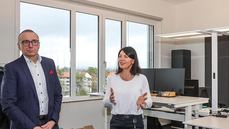 Friedrich Bayer und Maria Christel sind zwei von 2000 Siemens-Mitarbeitern, die bereits ihren neuen Arbeitsplatz bezogen haben.     Foto: Barbara Herbst