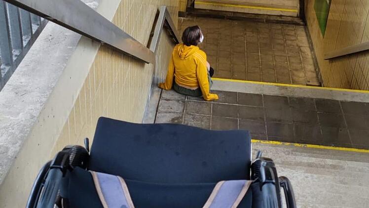 Die Zugfahrt ist ein schwieriges Unterfangen. Der Rollstuhl ist schon am Bahngleis. Sandra Kienzle zieht sich rückwärts die Treppen hoch.