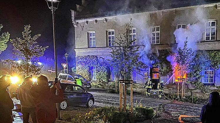 Sehr schnell vor Ort war die Feuerwehr, als in der Castell-Bank in der Nacht zum 30. August 2021 der gesprengte Bankautomat Feuer fing.