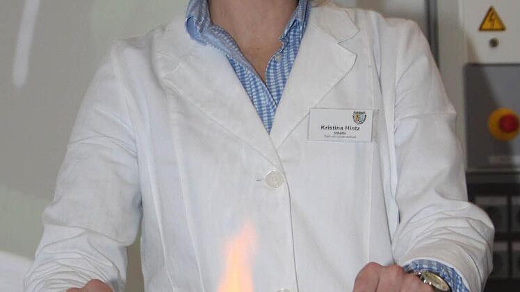 Kristina Hintz leitet das Gemeinschaftsexperiment an: Im Feuer wird der Glasstab flexibel.