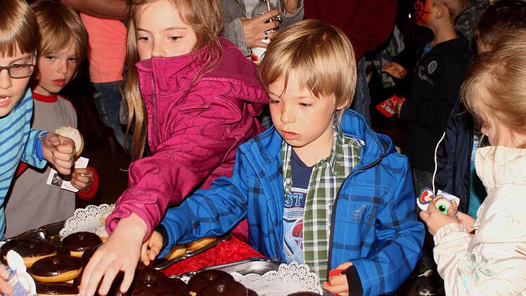 Die Kinder wurden sogar zu einem "Hexenessen" eingeladen.