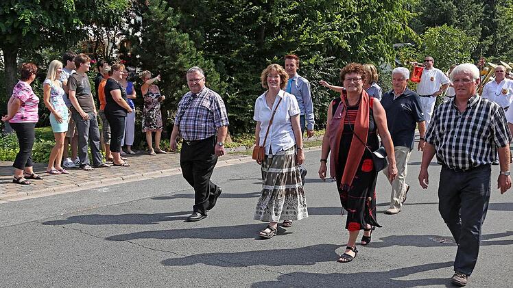 Zahlreiche Schaulustige winkten den Teilnehmern am Festzug zu.