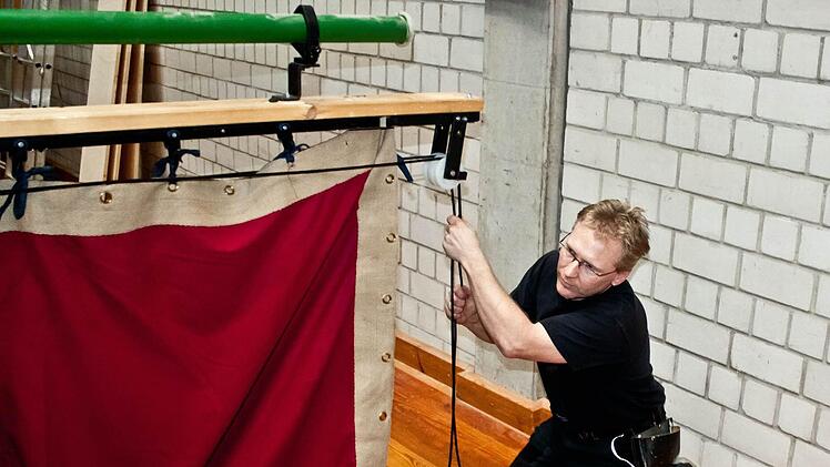 Marko Brinner prüft die Funktionsfähigkeit des provisorischen Vorhangs. Fotos: Jochen Berger