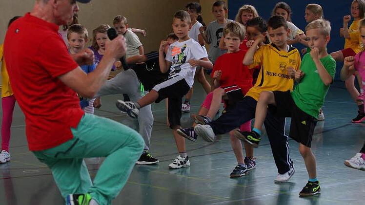 Hoch das Bein! Bei "Crazy Wolfi" Wolfgang Richter gibt's Bewegung mit Musik - und die Kinder können selbst weiterüben. Foto: Katja Nauer