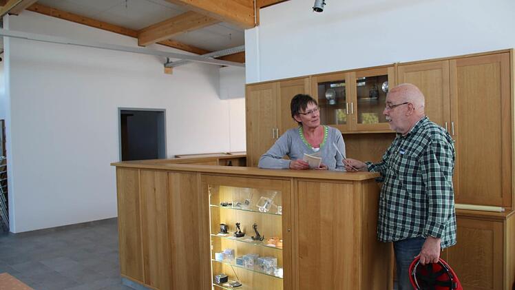 Doris Wimmer bespricht mit Heinz Kliesch am Kassentresen letzte Einzelheiten vor der Eröffnung am Sonntag.  Foto: Matthias Beetz