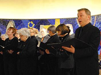 Karfreitag in der Salvatorkirche mit der Kantorei St. Moriz und Martin Trepl, der die Christusworte sang.  Foto: Carolin Herrmann
