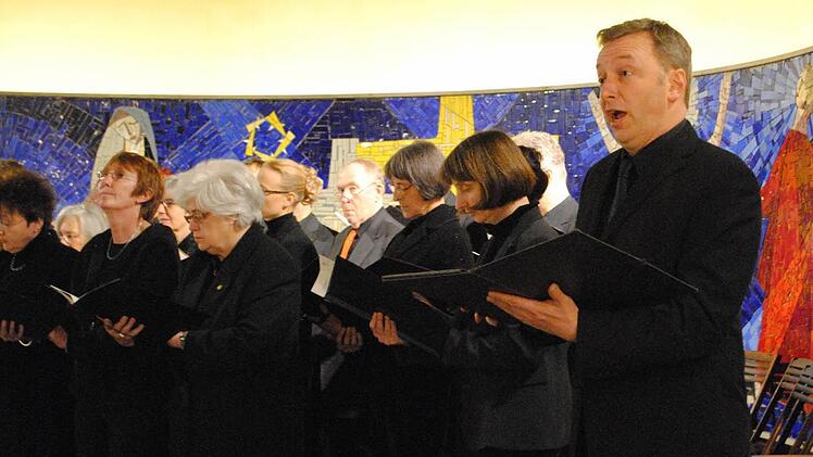 Karfreitag in der Salvatorkirche mit der Kantorei St. Moriz und Martin Trepl, der die Christusworte sang.  Foto: Carolin Herrmann
