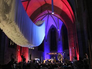 Großes Instrumentarium von Liquid Soul bei der Nacht der Kontraste in der mystisch beleuchteten Pfarrkirche St. Augustin, in der zudem auch noch Angela Glajcars monumentale Installation "Curalium" für ungewohntes Raumerlebnis sorgte.  Foto: Roland Rinklef
