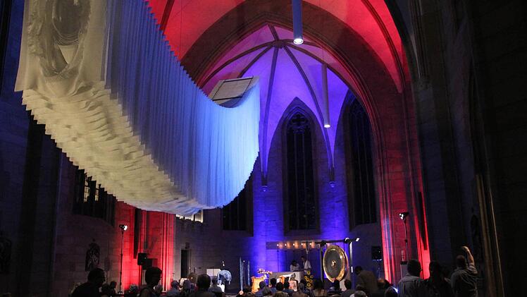 Großes Instrumentarium von Liquid Soul bei der Nacht der Kontraste in der mystisch beleuchteten Pfarrkirche St. Augustin, in der zudem auch noch Angela Glajcars monumentale Installation "Curalium" für ungewohntes Raumerlebnis sorgte.  Foto: Roland Rinklef