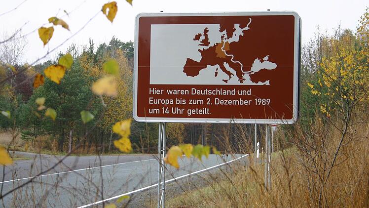 Nicht zu übersehen ist die große Informationstafel, die seit kurzem an der Strecke Allertshausen-Hellingen auf dem Areal der ehemaligen Grenze steht. Sie erinnert an die Geschehnisse 1989.  Fotos: ks