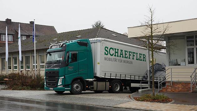 Ein Lkw verlässt das Schaeffler-Werk in Elfershausen. Die Belegschaft bangt um die Arbeitsplätze für morgen. Foto: Arkadius Guzy
