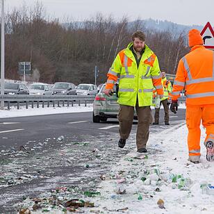 Lkw verliert Wasserkästen bei Coburg