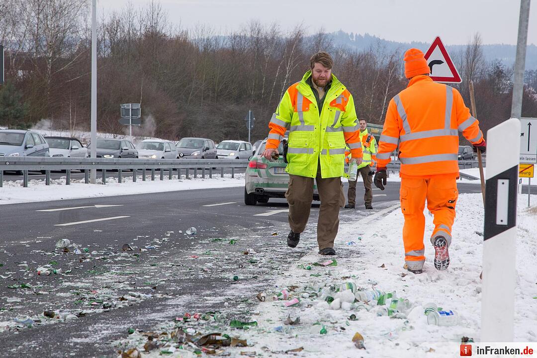 Lkw verliert Wasserkästen bei Coburg