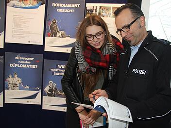Schülerinnen - wie im vergangenen Jahr Luisa Pöhlmann am Stand der Bundespolizei mit Carsten Litt - informieren sich bei der Abitura über Möglichkeiten der Ausbildung oder des Studiums.Archiv/Sonny Adam