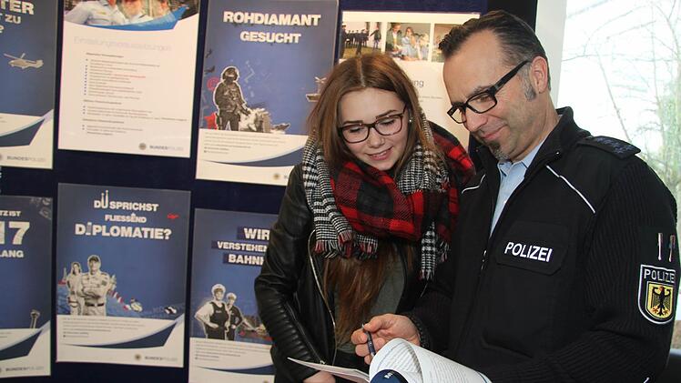 Schülerinnen - wie im vergangenen Jahr Luisa Pöhlmann am Stand der Bundespolizei mit Carsten Litt - informieren sich bei der Abitura über Möglichkeiten der Ausbildung oder des Studiums.Archiv/Sonny Adam