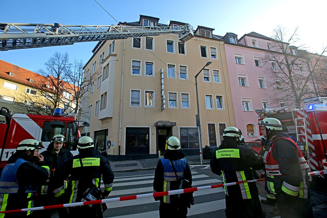 Wohnungsbrand in Nürnberg: Feuerwehr rettet Bewohner mit Drehleiter