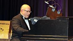 Jörg Hegemann spielte nicht nur mit den Händen Klavier.  Foto: Wunder