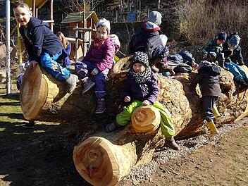 Ruckzuck eroberten die Kinder ihr neues "Spielzeug". Foto: Sabine Weinbeer